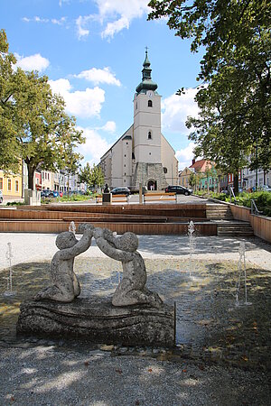 Litschau, Blick über den neu gestalteten Stadtplatz richtung Pfarrkirche